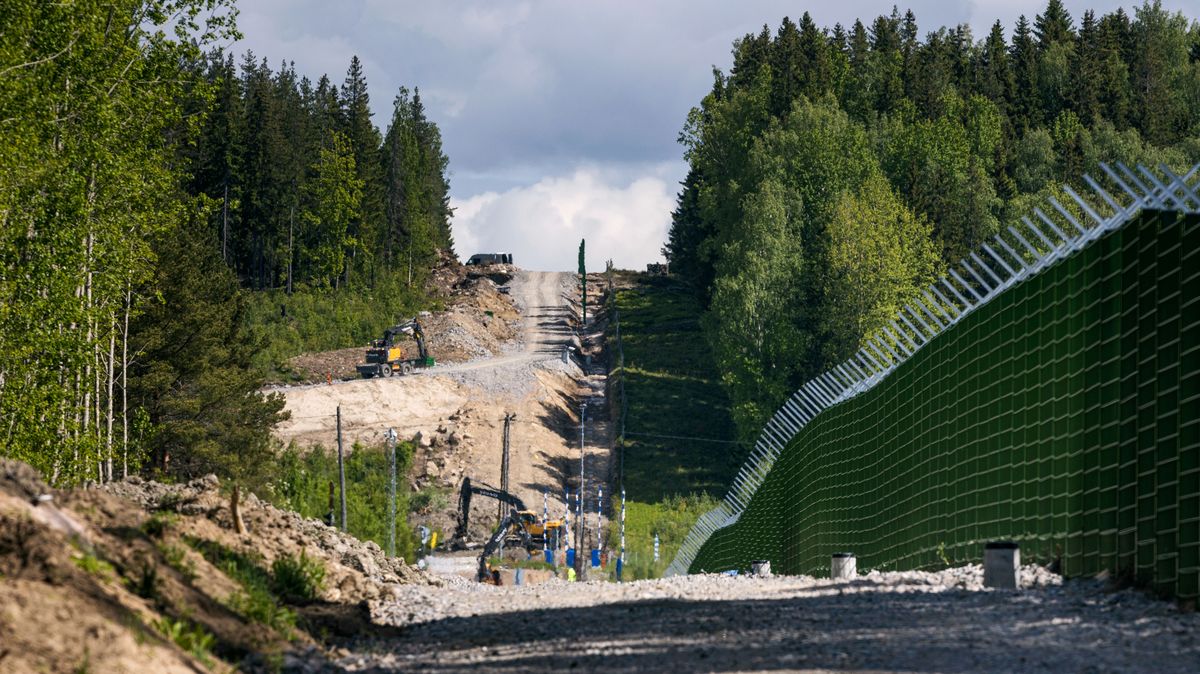 Fotky: Finsko staví plot na hranici s Ruskem